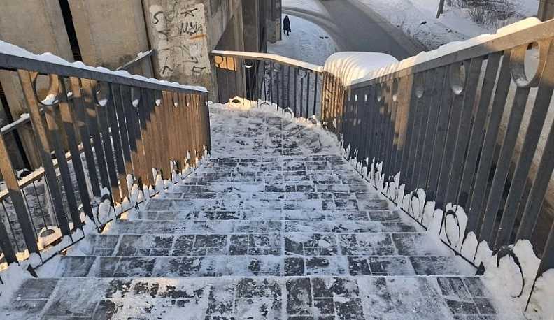 В Калуге почистили лестницу от снега после обращений в интернете