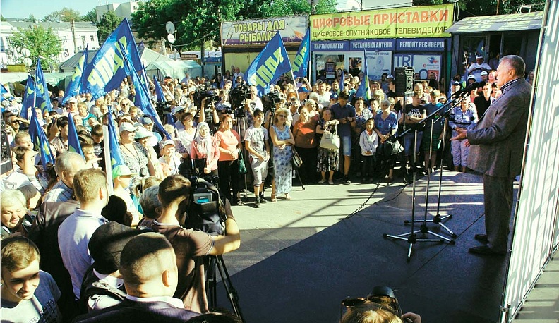 На встречи с лидером ЛДПР всегда собиралось немало людей.