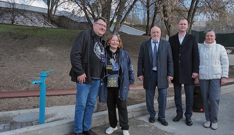 В Калуге открыли отреставрированную водозаборную колонку из фильма «Карнавал»