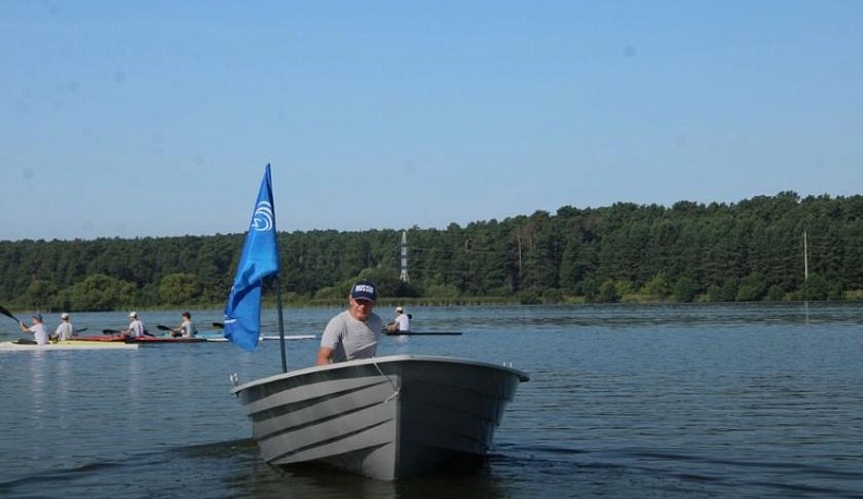 В Калуге завод «Тайфун» подарил моторный катер школе по гребле на байдарках и каноэ