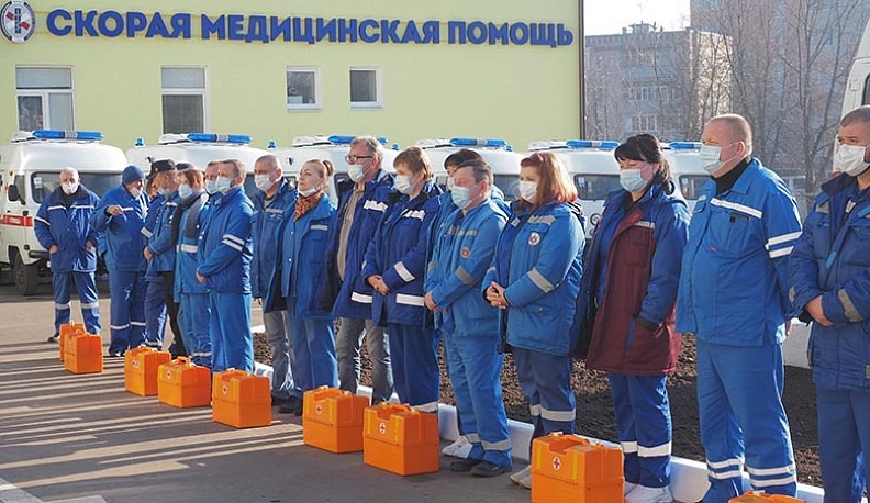 Губернатор вручил медикам ключи от 10 новых карет скорой помощи