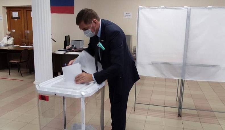 Сенатор Александр Савин проголосовал на избирательном участке на улице Ленина