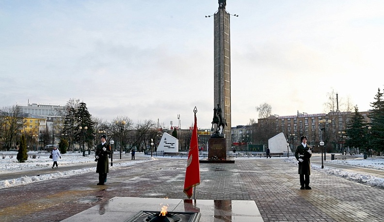 Владислав Шапша возложил цветы к Могиле неизвестного солдата в Калуге
