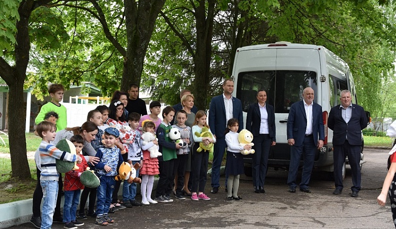 Калужские строители и коммунальщики благоустроили детские площадки