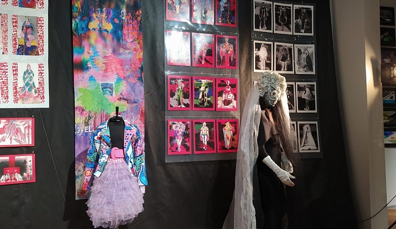 В выставочном зале калужского ИКЦ приоткрыли тайну сценического костюма