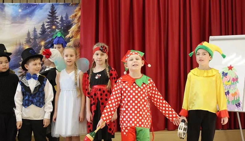 Театральная студия  Мосальской школы представила сказку «Муха-цокотуха»