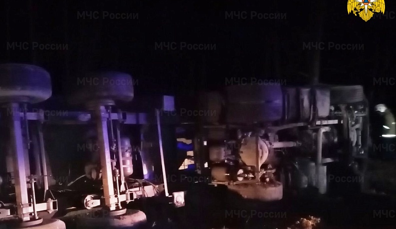 В ДТП легковушки и фуры под Калугой серьезно пострадали женщина и двое маленьких детей