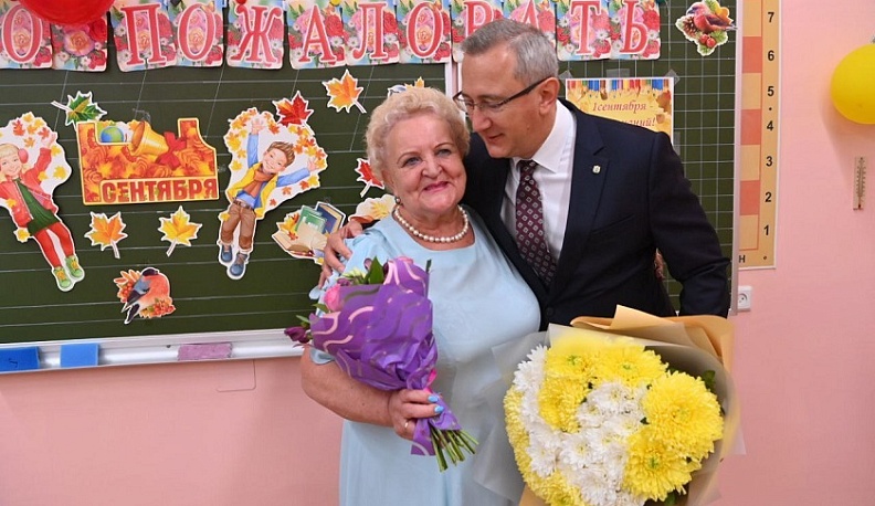 В День знаний губернатор Владислав Шапша поздравил свою первую учительницу