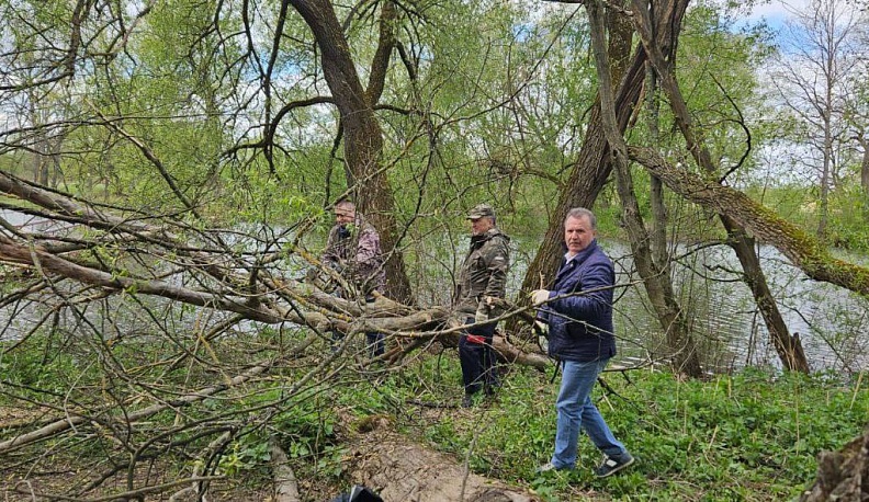 Жуковчане очистили берег озера Оглублянка
