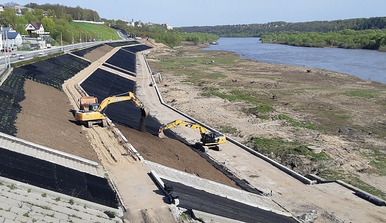 В Калуге на набережной Оки выравнивают грунт