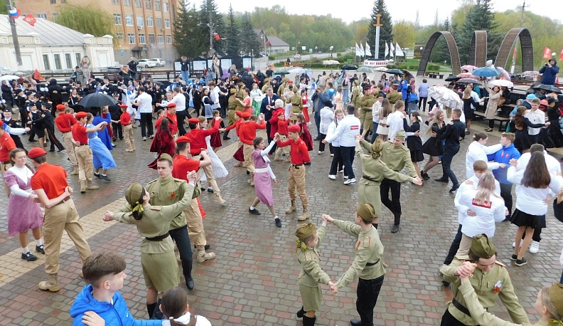 В Кондрове танцевали «Вальс Победы»