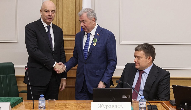 Анатолий Артамонов получил госнаграды от минфина