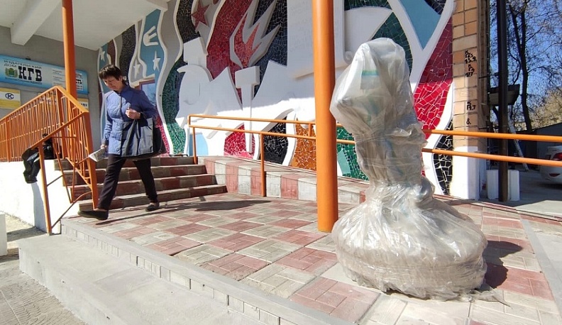 Сотрудники ИД «Калужские губернские ведомости» навели порядок вокруг Дома Печати