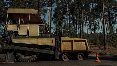 В Сухиничском округе продолжается ремонт дороги в рамках нацпроекта «Инфраструктура для жизни»