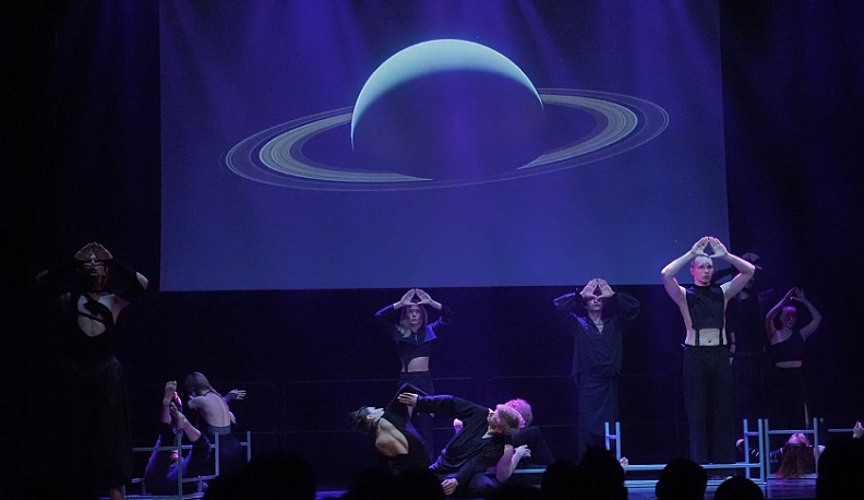 Эксцентричной хореографической постановкой в Калужском ИКЦ открылся 10-й юбилейный «Циолковский фест»