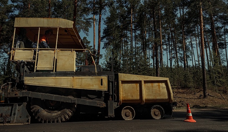 В Сухиничском округе продолжается ремонт дороги в рамках нацпроекта «Инфраструктура для жизни»