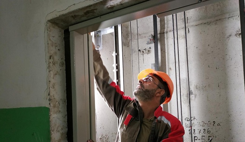 В Калуге начались работы по замене лифтов в многоэтажках