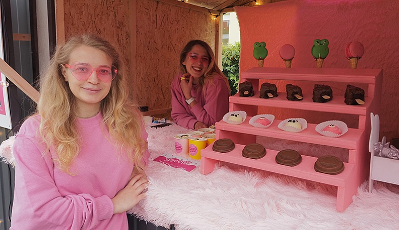 В номинации «Лучший креатив фестиваля» жюри отметило кафе «Квартира». Их десерт «Сладкие пельмени» был заготовлен в количестве 3000 стаканчиков, хотя спрос, по словам кулинара, был раза в три больше.