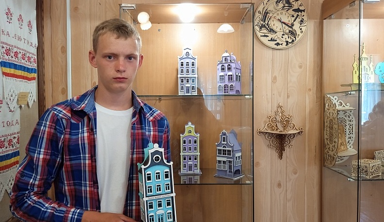 В калужском Доме мастеров показывают выставку «Ажурный мир дерева»