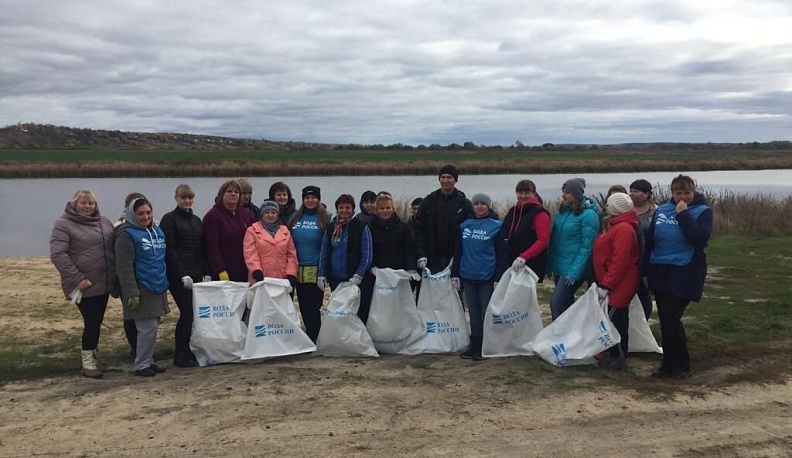 В Перемышле провели субботник на берегах озера Бездонное
