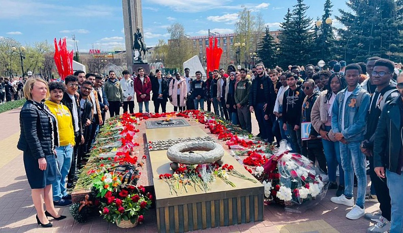 Студенты из Анголы и Судана  у Вечного огня и Могилы  Неизвестного Солдата в Калуге.
