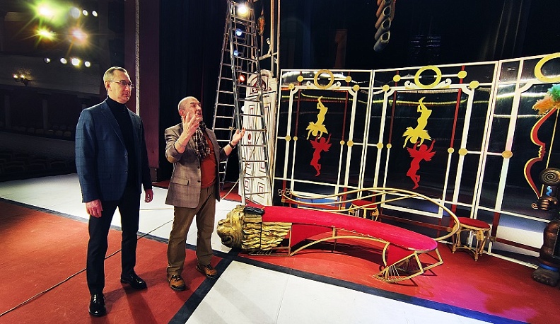 Владислав Шапша посетил закулисье калужского драмтеатра