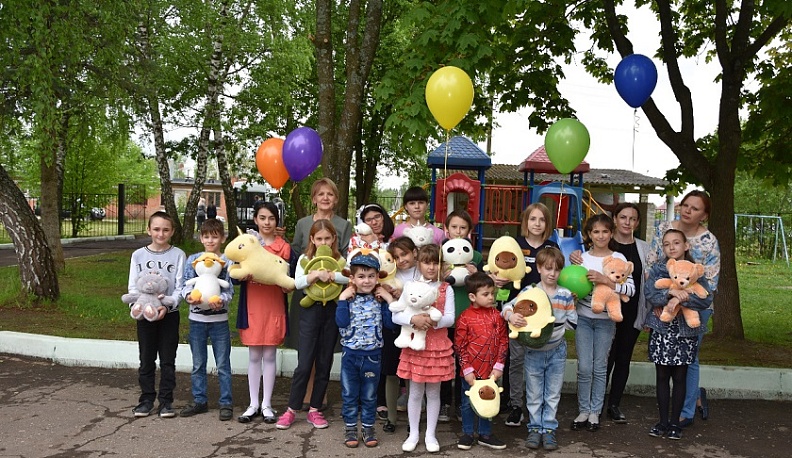 Калужские строители и коммунальщики благоустроили детские площадки