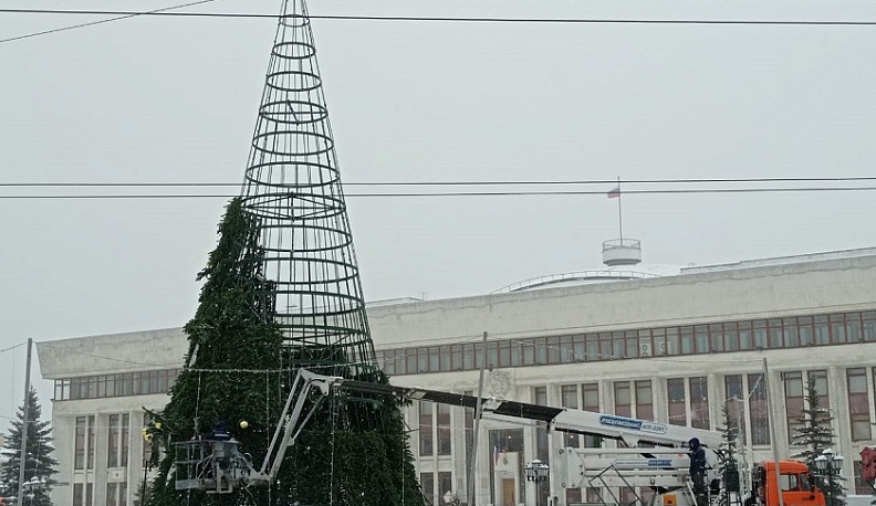 В Калуге начали убирать новогодние елки с площадей
