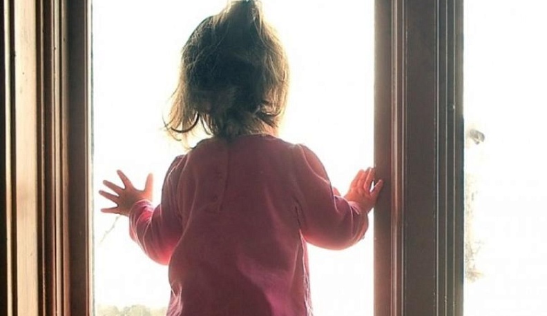 В Обнинске 5-летняя девочка выпала из окна многоэтажки и погибла