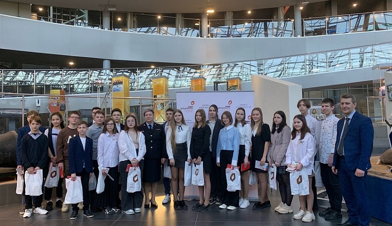 Юным калужанам торжественно вручили паспорта в музее истории космонавтики