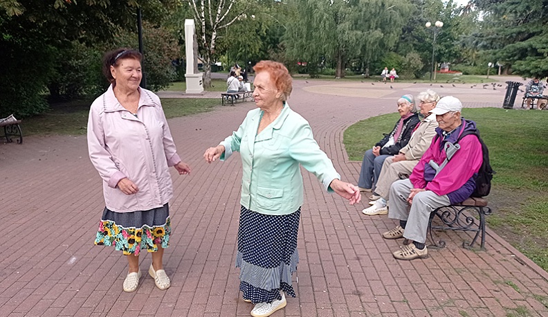 Тамара Ивановна и Раиса Яковлевна не пропускают  ни одной вечеринки.