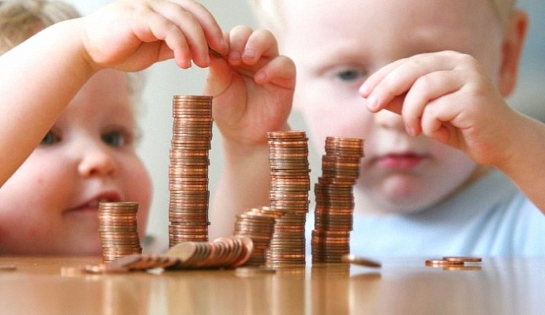 С 1 февраля в регионе увеличится размер выплат приемным родителям