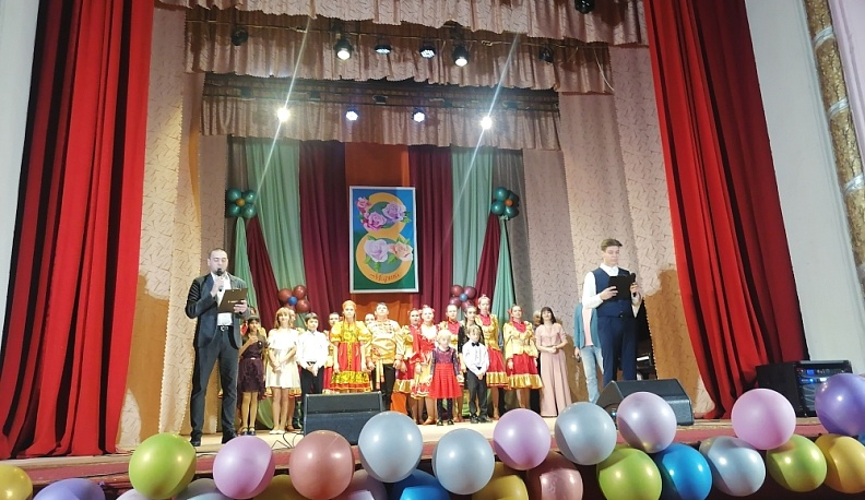 В Думиничах женщинам подарили цветики-семицветики