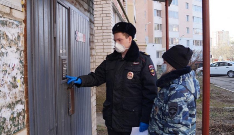 Сотрудники полиции проверяют калужан на самоизоляции