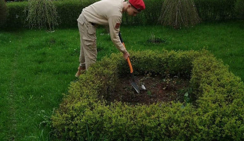 В Дзержинском районе расцвели «Клумбы во дворе ветерана»