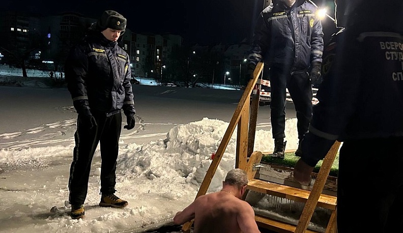 Под контролем студентов-спасателей: 94 жителя наукограда окунулись в ледяную купель