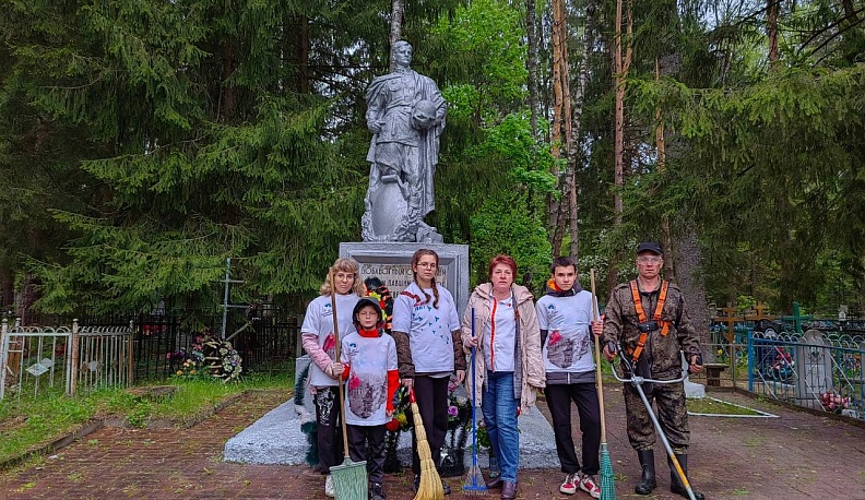 В Думиничском районе добровольцы устроили субботники на воинских захоронениях и памятных местах