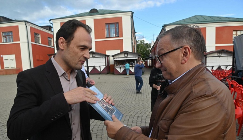 Сотрудники издательского дома «КГВ» подарили Игорю Угольникову книгу о советском кино