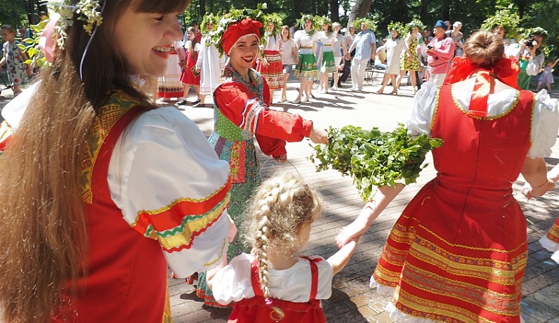 В Калуге отметили праздник Троицы народными гуляньями