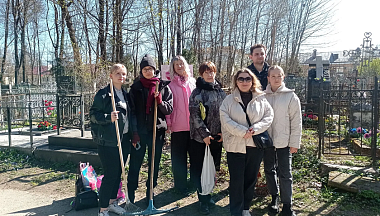Калужские волонтеры на Пятницком кладбище привели в порядок могилу художника Георгия Абрамова и ученого Леонида Чижевского
