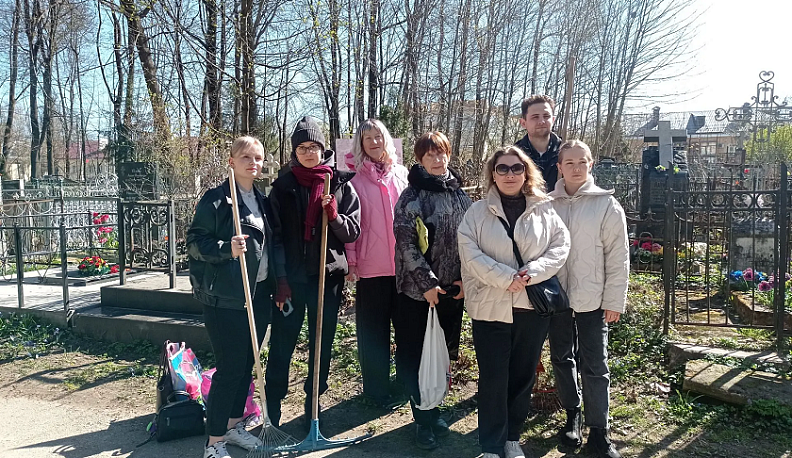 Калужские волонтеры на Пятницком кладбище привели в порядок могилу художника Георгия Абрамова и ученого Леонида Чижевского