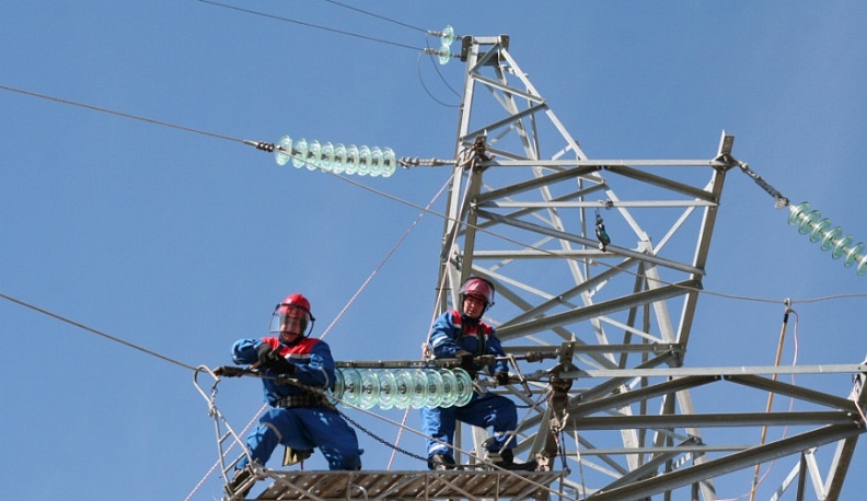 Калужские энергетики устраняют последствия апрельского снегопада