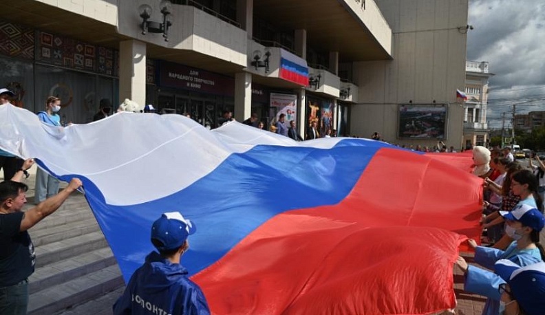 В центре Калуги развернули огромный флаг России 