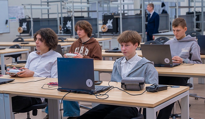 На первом месте по производству и кадрам