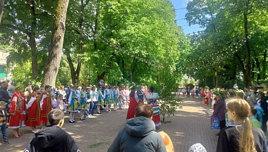 Калужане встретили Троицу большим хороводом