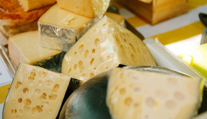 В Калуге уничтожили 20 килограммов санкционного сыра европейского производства