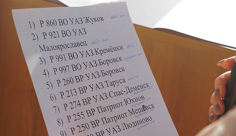 Губернатор вручил медикам ключи от 10 новых карет скорой помощи