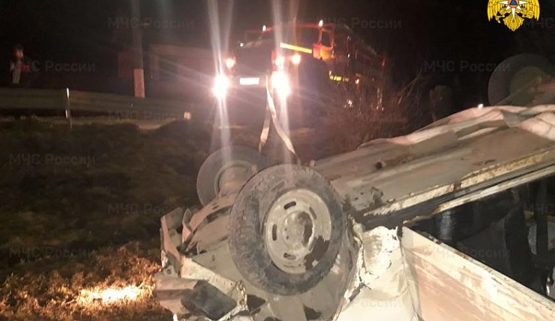 В Калужской области ВАЗ влетел в забор и перевернулся