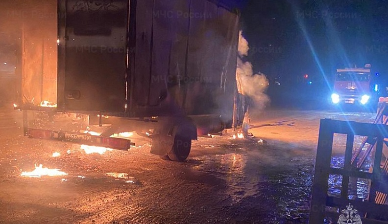 Фура загорелась на трассе в Калужской области