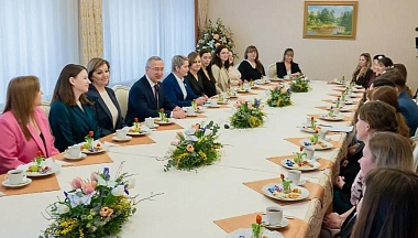 Владислав Шапша встретился с многодетными мамами накануне 8 Марта